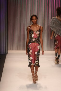 model yürür tracy reese pist