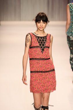 model yürür tracy reese pist