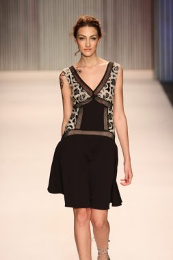 model yürür tracy reese pist