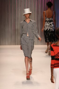 model yürür tracy reese pist