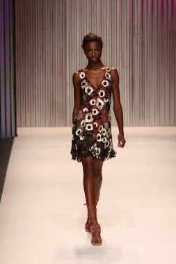 model yürür tracy reese pist