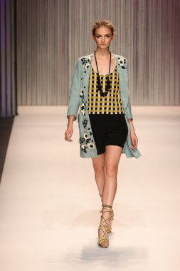 model yürür tracy reese pist