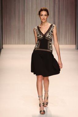 model yürür tracy reese pist