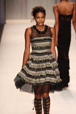 model yürür tracy reese pist