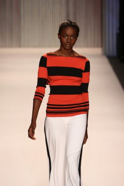 model yürür tracy reese pist