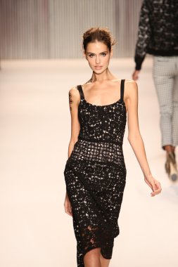 model yürür tracy reese pist