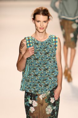 model yürür tracy reese pist