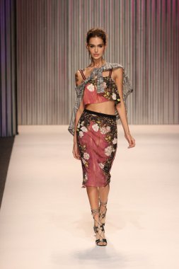 model yürür tracy reese pist