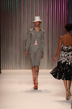 model yürür tracy reese pist