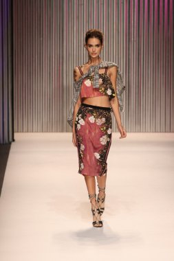 model yürür tracy reese pist