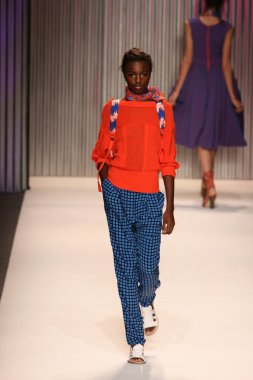 model yürür tracy reese pist