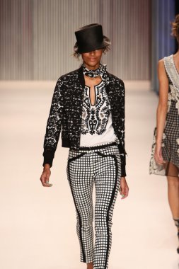 model yürür tracy reese pist