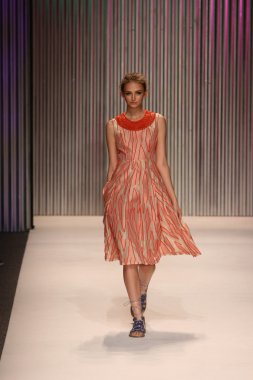 model yürür tracy reese pist