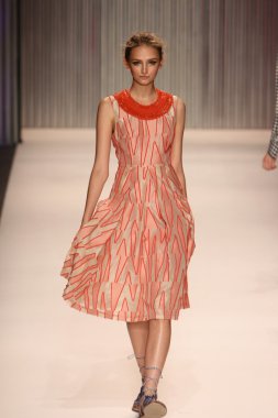 model yürür tracy reese pist