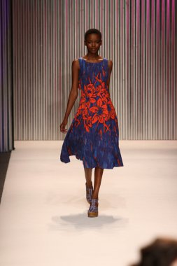 model yürür tracy reese pist