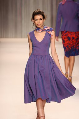 model yürür tracy reese pist