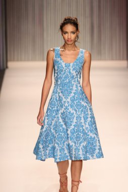 model yürür tracy reese pist