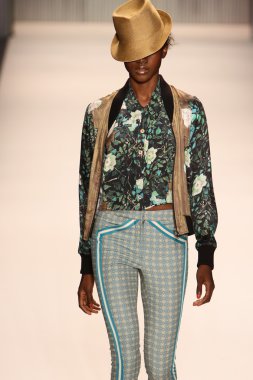 model yürür tracy reese pist