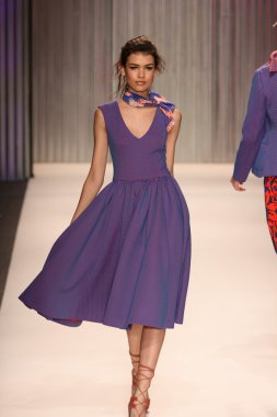 model yürür tracy reese pist