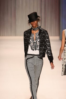 model yürür tracy reese pist