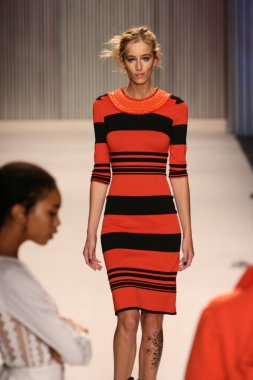 model yürür tracy reese pist