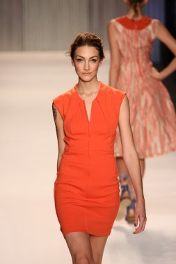 model yürür tracy reese pist