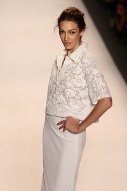 model yürür tracy reese pist