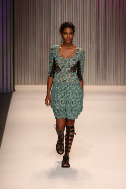 model yürür tracy reese pist