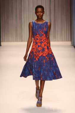 model yürür tracy reese pist