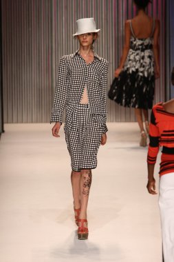 model yürür tracy reese pist