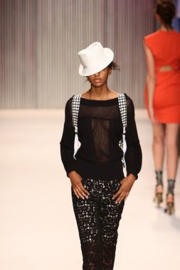 model yürür tracy reese pist