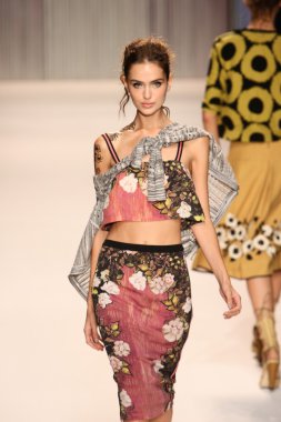 model yürür tracy reese pist