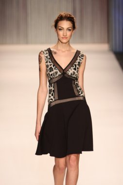 model yürür tracy reese pist