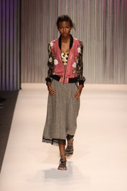 model yürür tracy reese pist