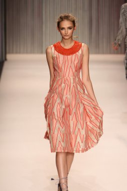 model yürür tracy reese pist