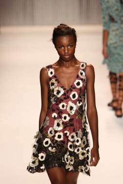model yürür tracy reese pist
