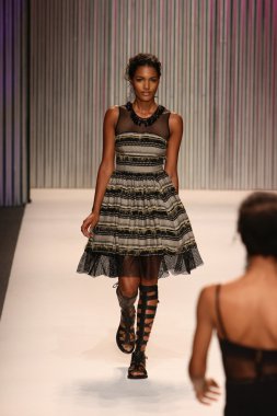 model yürür tracy reese pist