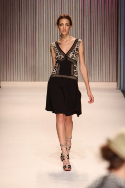 model yürür tracy reese pist