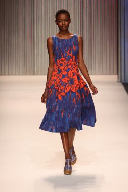 model yürür tracy reese pist