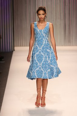 model yürür tracy reese pist