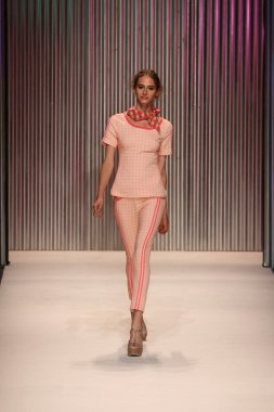 model yürür tracy reese pist