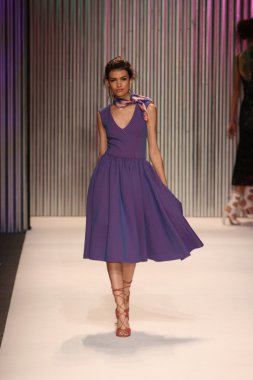 model yürür tracy reese pist