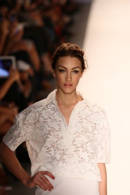 model yürür tracy reese pist