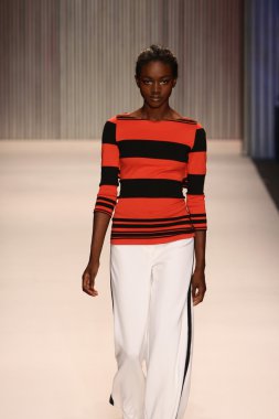 model yürür tracy reese pist