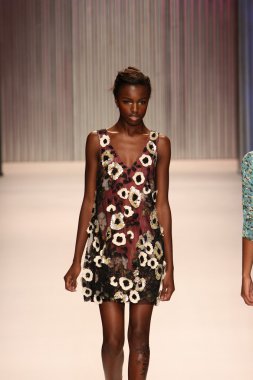 model yürür tracy reese pist