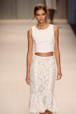 model yürür tracy reese pist