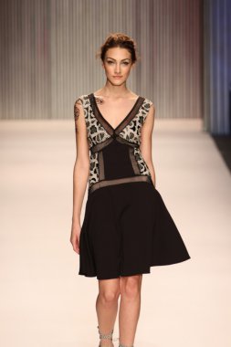 model yürür tracy reese pist