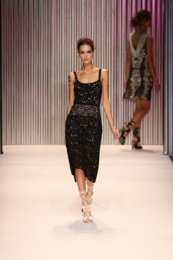 model yürür tracy reese pist