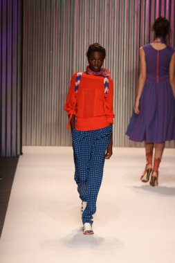 model yürür tracy reese pist