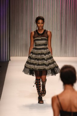 model yürür tracy reese pist